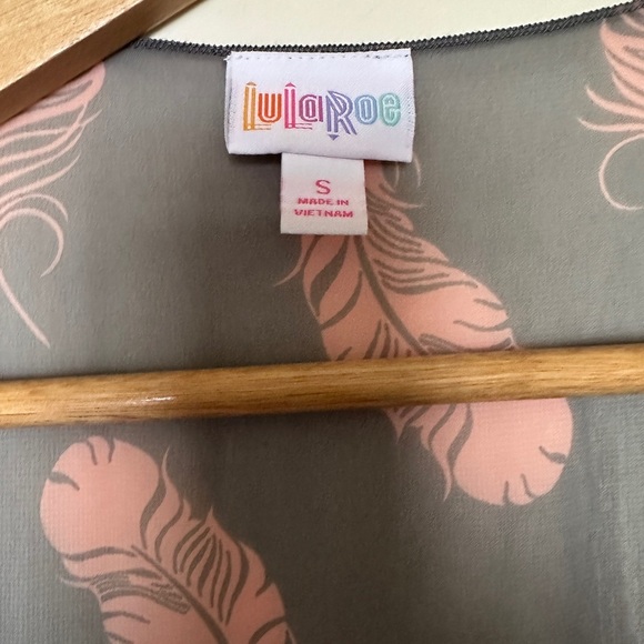 LuLaRoe Gray and Pink Feather Kimono Women’s Sz Small - Picture 2 of 5